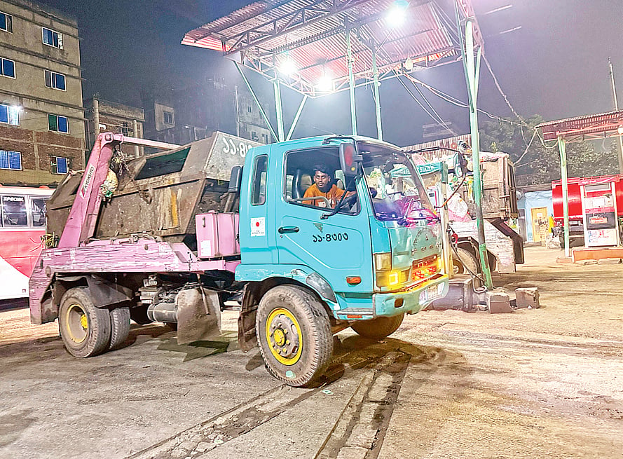 বেতন নেন চালক, ময়লার গাড়ি 
চালান অন্যরা, প্রাণ যায় মানুষের