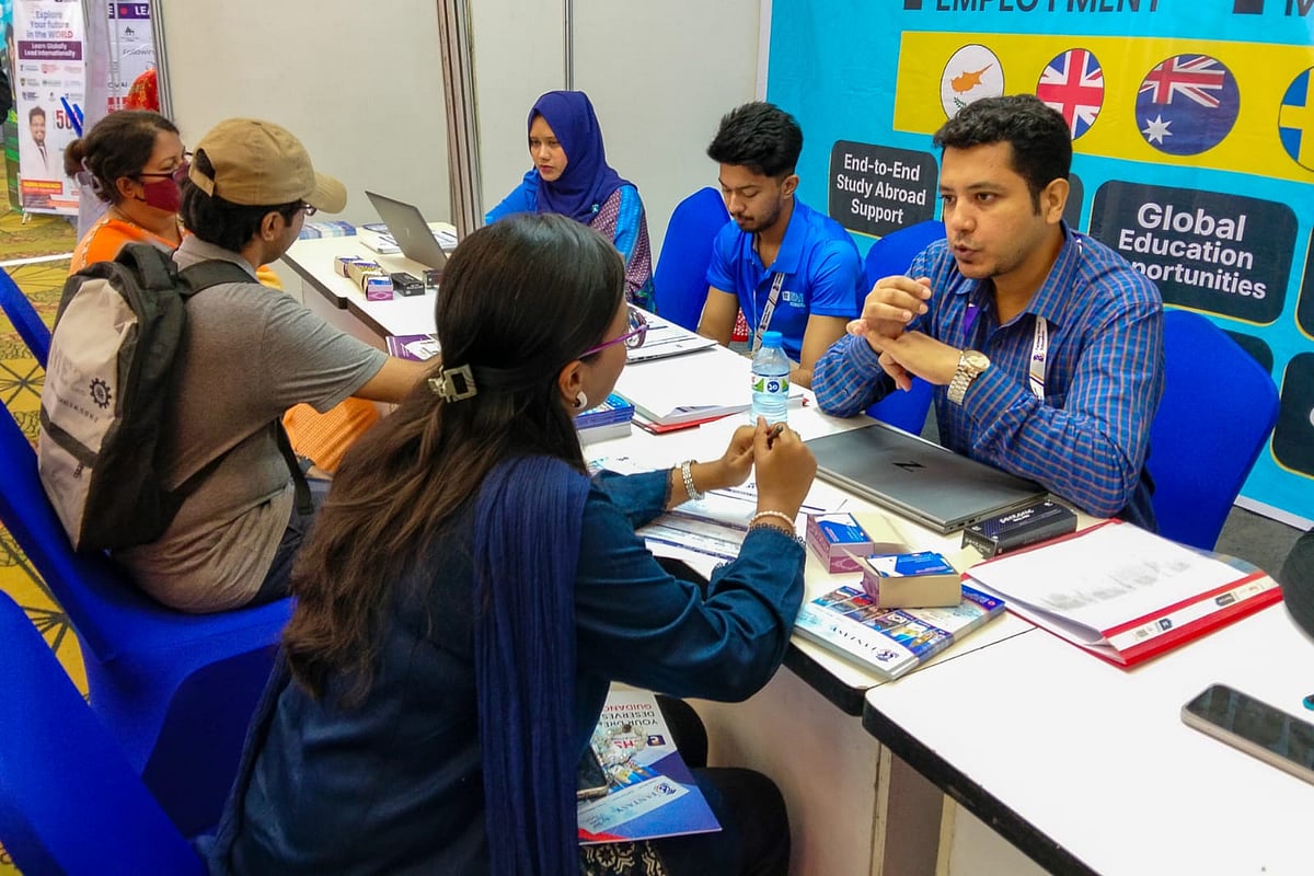 বিদেশে উচ্চশিক্ষার স্বপ্ন নিয়ে মেলায় আসছেন শিক্ষার্থীরা