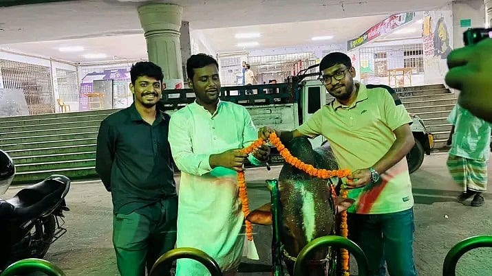 বিজ্ঞপ্তির প্রতিবাদে ‘গরুভোজ’, সোয়া লাখ টাকায় কেনা হলো গরু