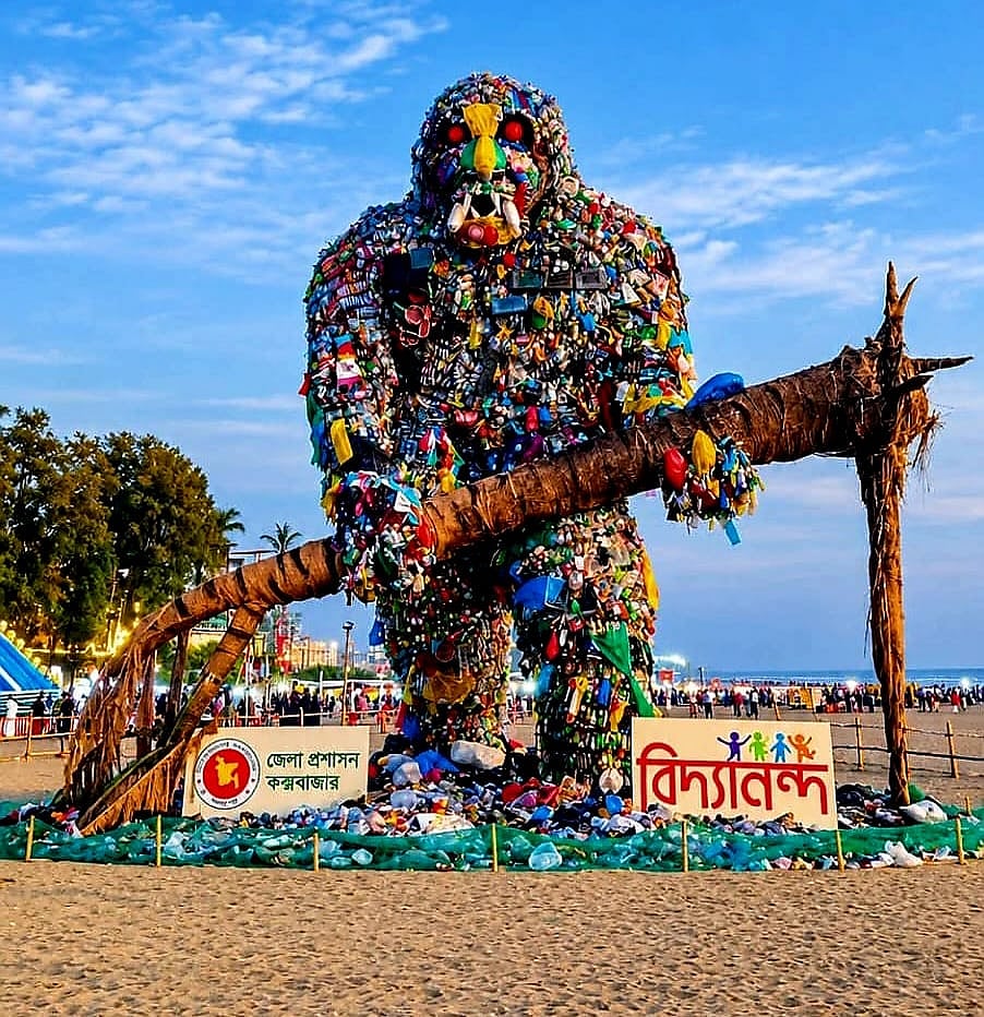 জ্বলজ্বল চোখ, আস্ত গাছ হাতে যেভাবে সৈকতে এল বিশাল এই দানব