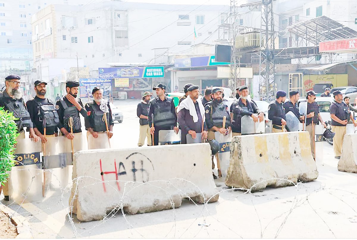 পাকিস্তানে সামরিক নেতৃত্বের সামনে মসৃণ পথ নেই
