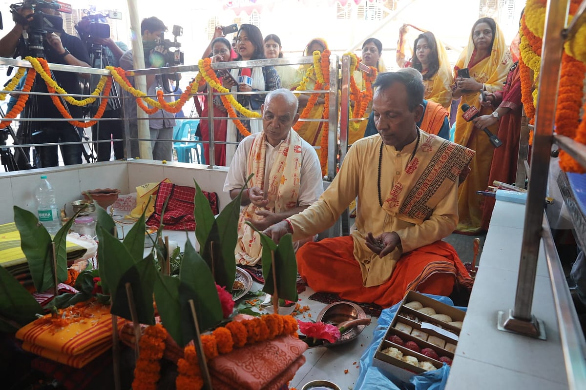 মন্ত্র পাঠ করে, ঢাক-শঙ্খ বাজিয়ে দেবীকে 
আমন্ত্রণের মধ্য দিয়ে দুর্গাপূজা শুরু