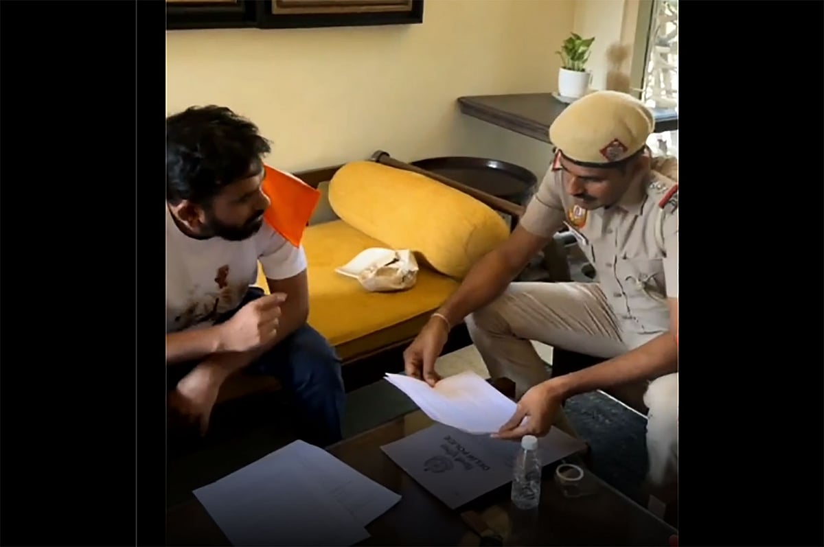 অভিজিৎ দিপকের বাড়িতে গিয়ে কর্মসূচি বন্ধে পুলিশের নোটিশ, তিনি বললেন, ‘চাইলে আমাকে ফাঁসি দিন’