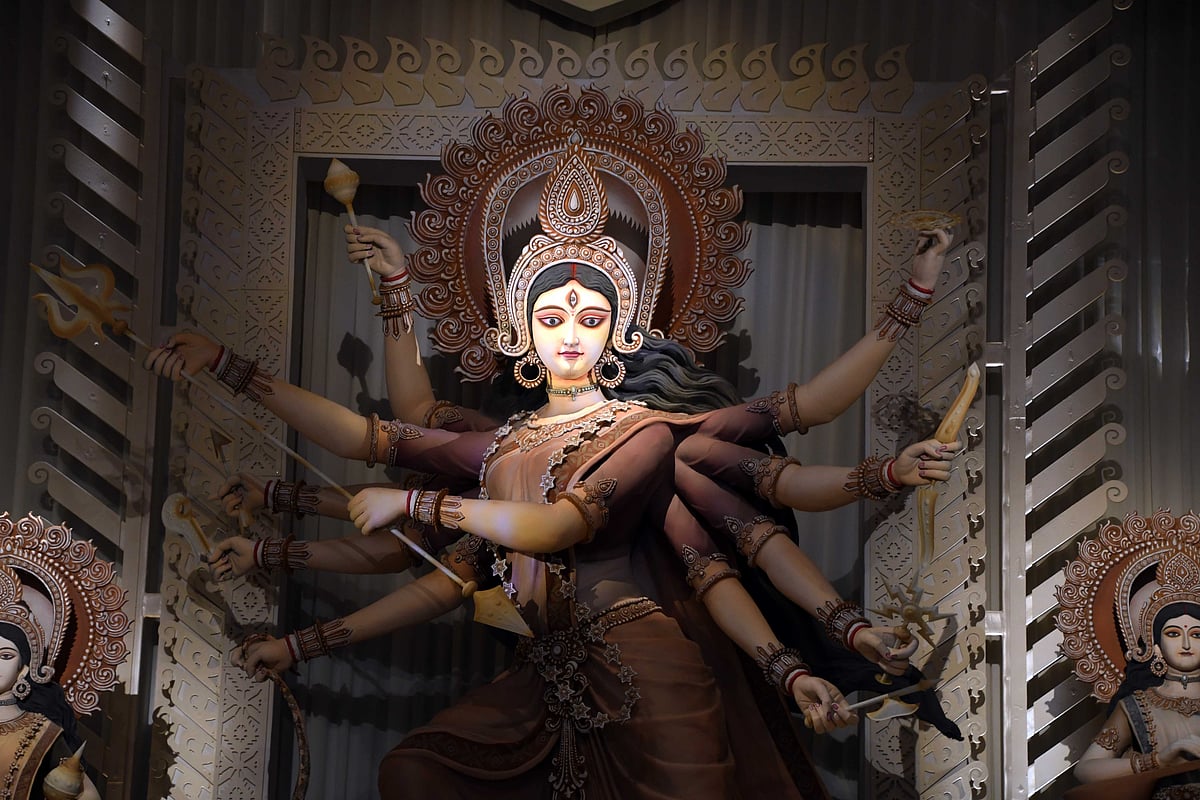 কলকাতার দুর্গাপূজায় থিমের চমক, হাওয়া মহল থেকে ভ্যাটিকান সিটি
