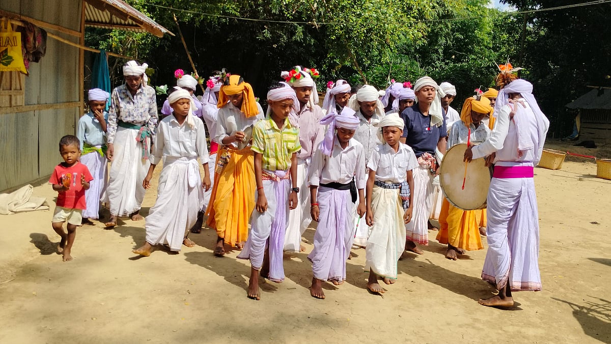 পাহাড়ে দুর্গাপূজায় সাঁওতালদের ‘দাসাই’ নাচ, উপহার জমিয়ে দশমীর পর হয় যে আয়োজন