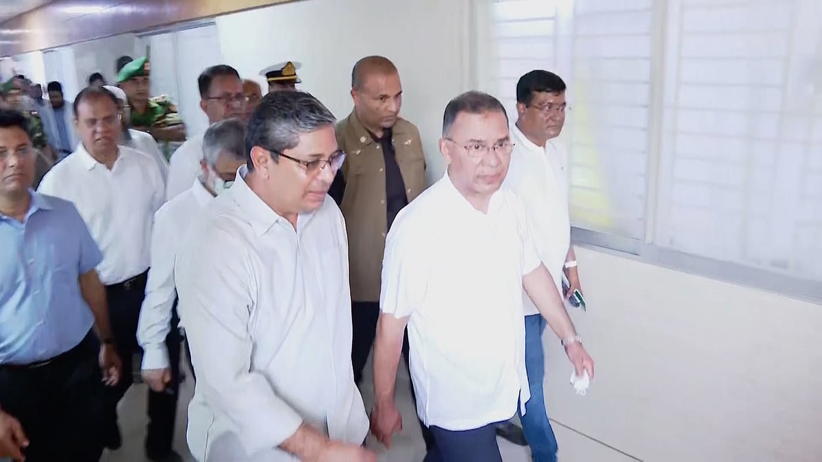 হাসপাতালে নিজ কক্ষে ধূমপান চিকিৎসকের, দেখেই বরখাস্তের নির্দেশ প্রধানমন্ত্রীর