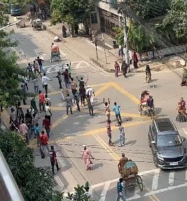 উত্তরায় পোশাকশ্রমিকদের সঙ্গে পুলিশের সংঘর্ষ, পুলিশসহ অর্ধশতাধিক আহত