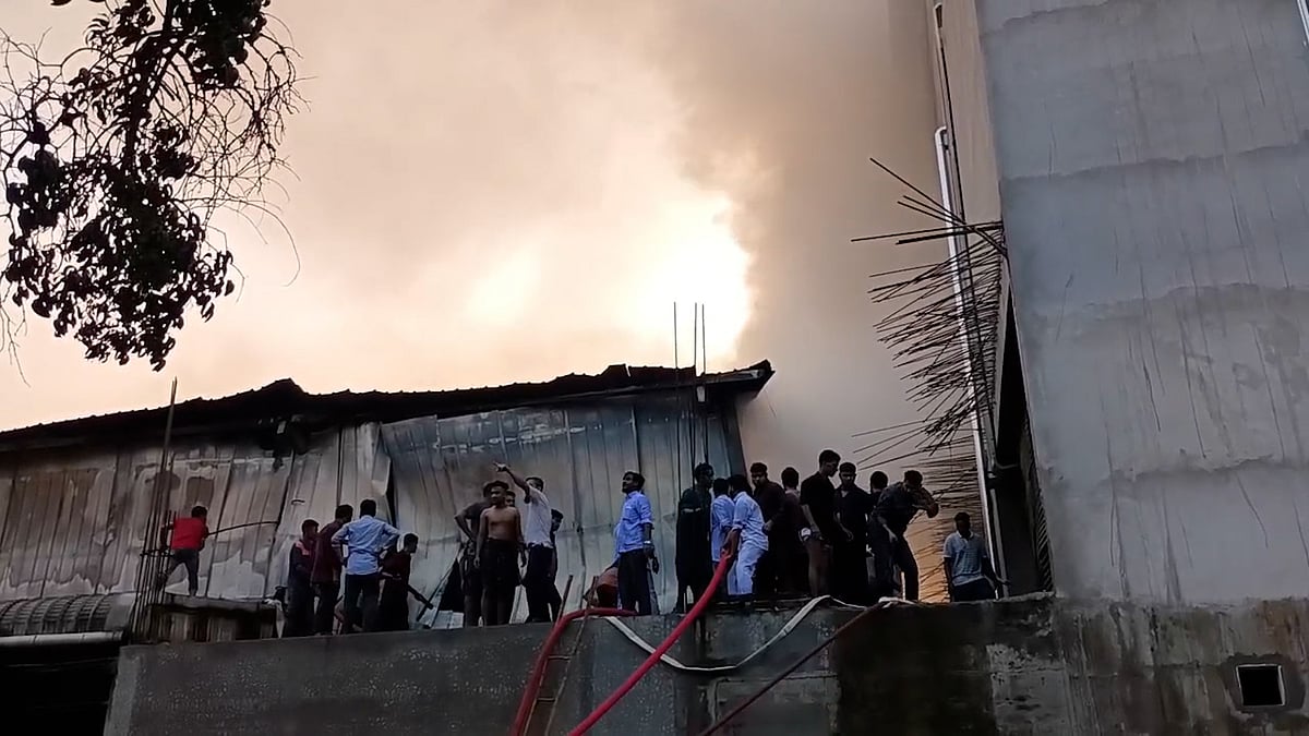 গাজীপুরে এবার ইবনে সিনা ওষুধ কারখানায় আগুন