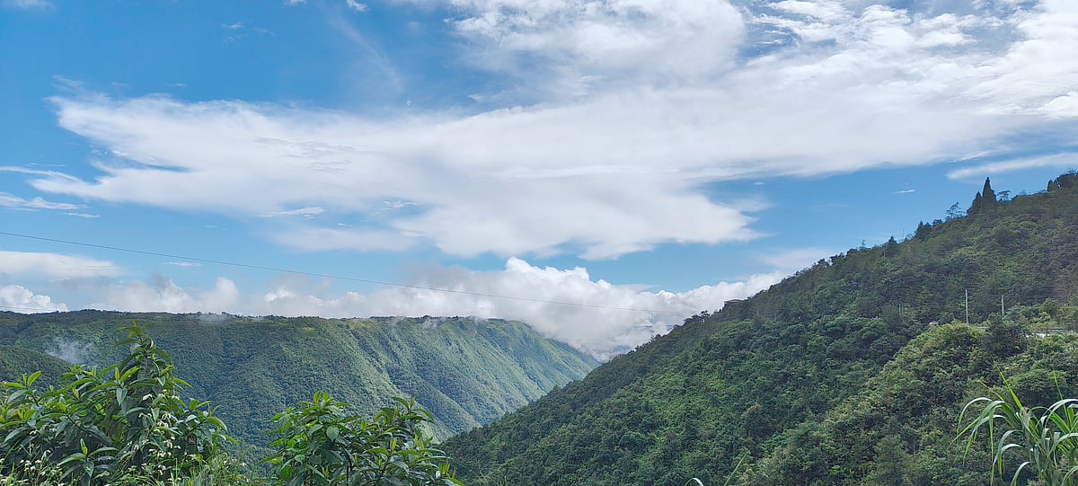 শহরবন্দী মেঘমালা জপে, মোদের তৃষিত চোখ