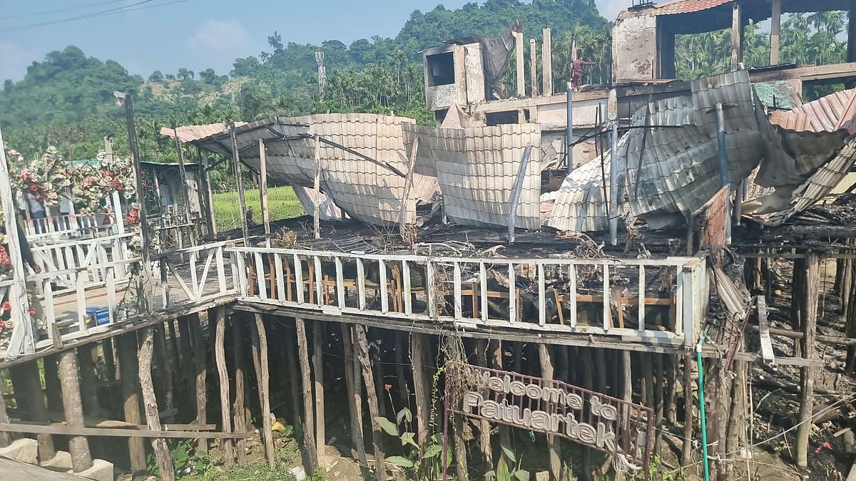 কক্সবাজারের ইনানীতে আগুনে পুড়ে যাওয়া রির্সোট। আজ সকালে
