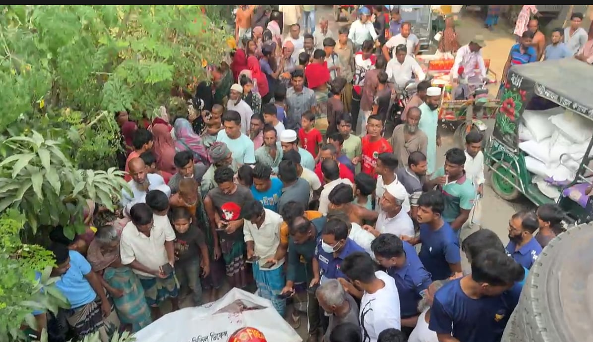 অটোরিকশার ওপর উঠে গেল মালবাহী ট্রাক, নিহত ৫