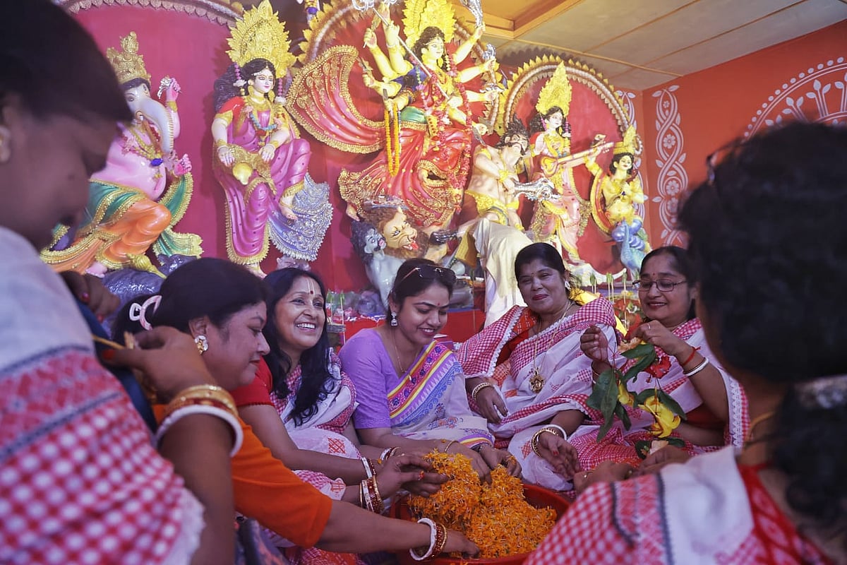 অঞ্জলি, আরতি আর দেবীদর্শনে মুখর রমনা কালীমন্দির