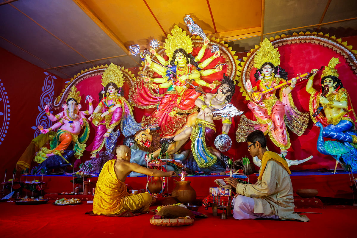 প্রার্থনা আর পুষ্পাঞ্জলিতে মহাসপ্তমী