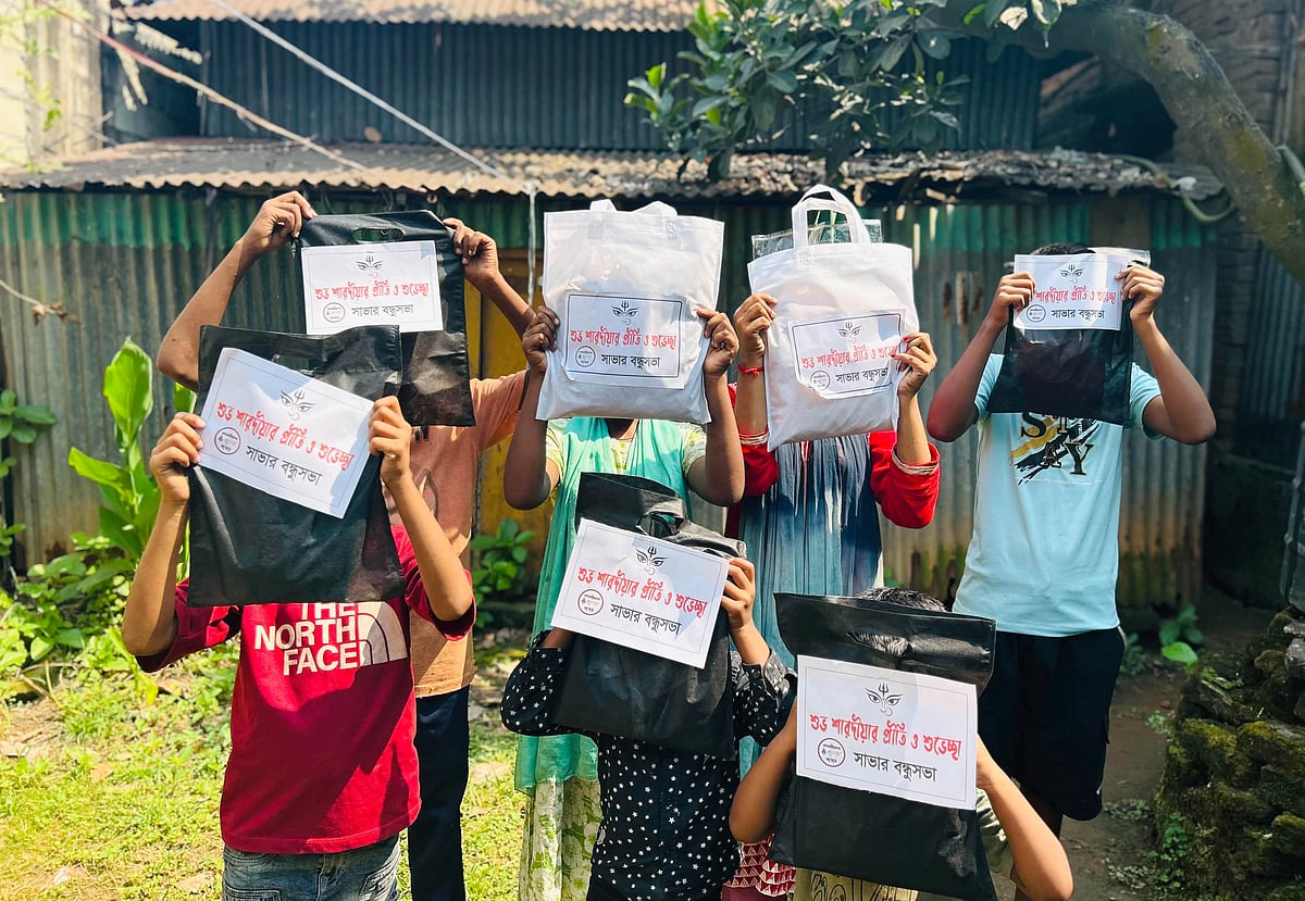 শিশুদের হাতে দুর্গাপূজার উপহার তুলে দিলেন বন্ধুরা