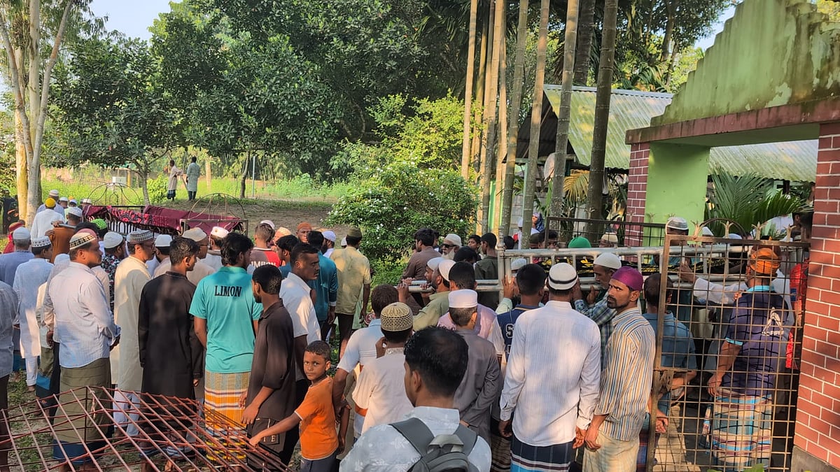 পাশাপাশি কবরে মা ও দুই শিশুসন্তানকে দাফন