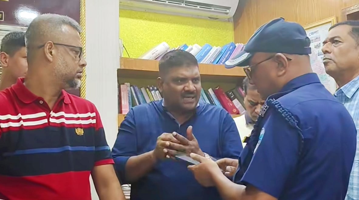 মামলা দায়ের নিয়ে থানায় হট্টগোল: ‘দরকার হইলে আমরা এমপি-মন্ত্রীরে আনামু’