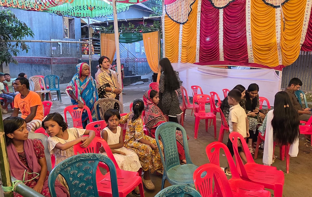 জেলেপাড়ায় সারা বছর টানাটানির সংসার, দুর্গাপূজায় আনন্দের কমতি নেই