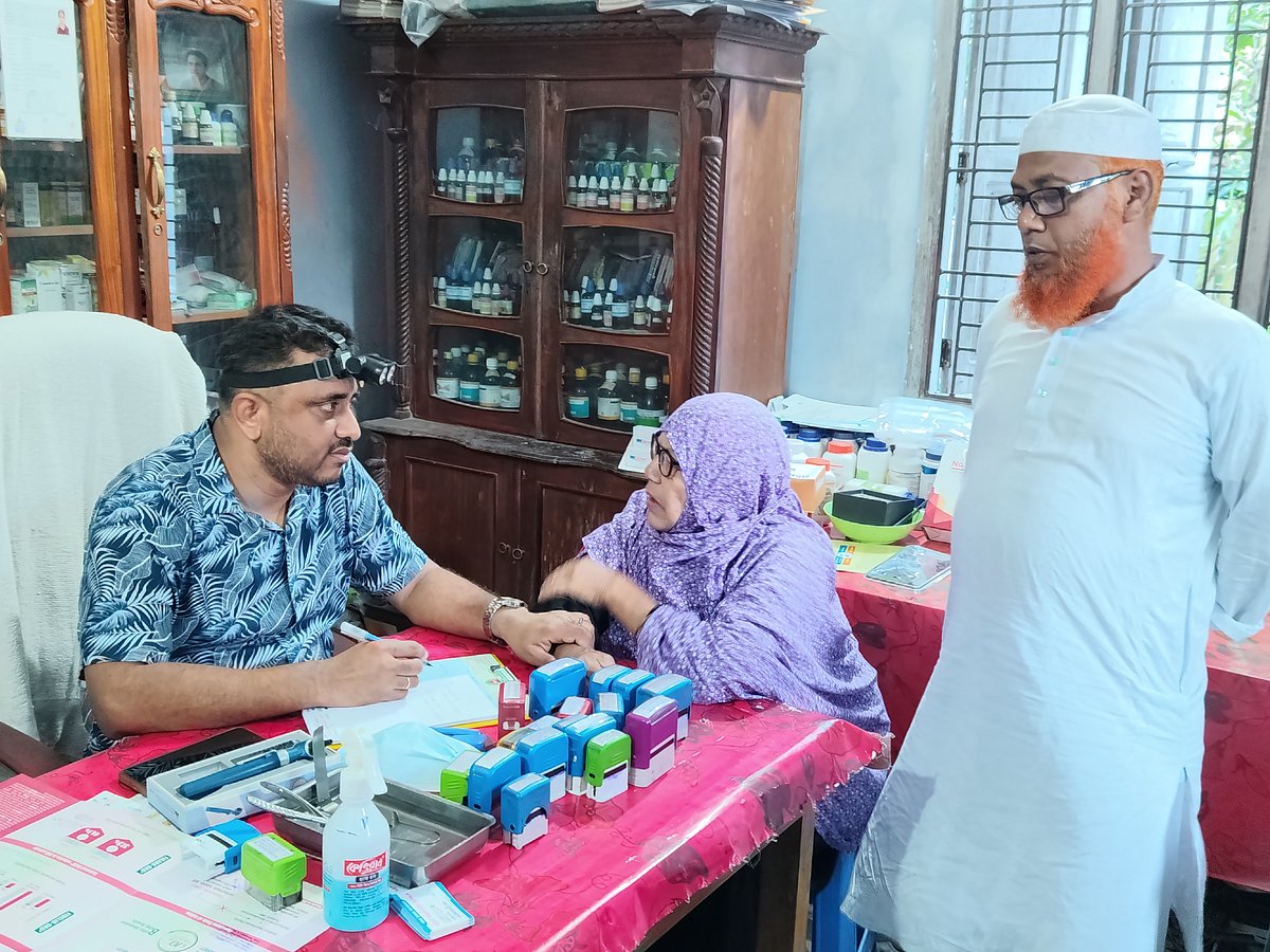 চিকিৎসা দিচ্ছেন এস সি পণ্ডিত। গত বৃহস্পতিবার টাঙ্গাইলের কালিহাতীর কুষ্টিয়া গ্রামে