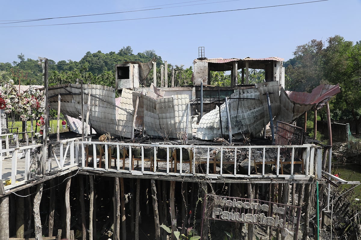 আগুনে পোড়া টুপটুপ রিসোর্ট