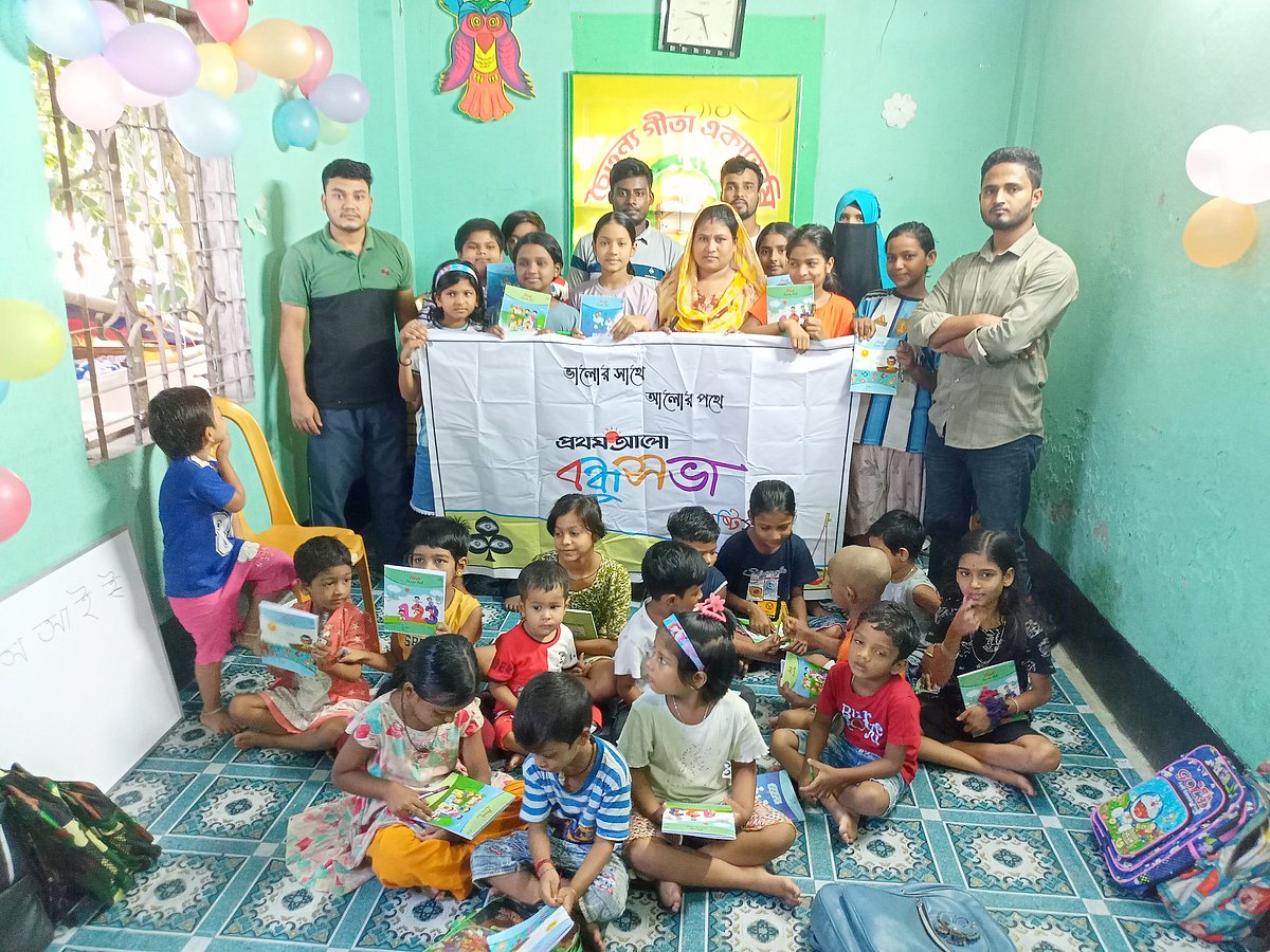 হরিজনপল্লির শিশুদের শিক্ষাসামগ্রী উপহার দিল কুষ্টিয়া বন্ধুসভা