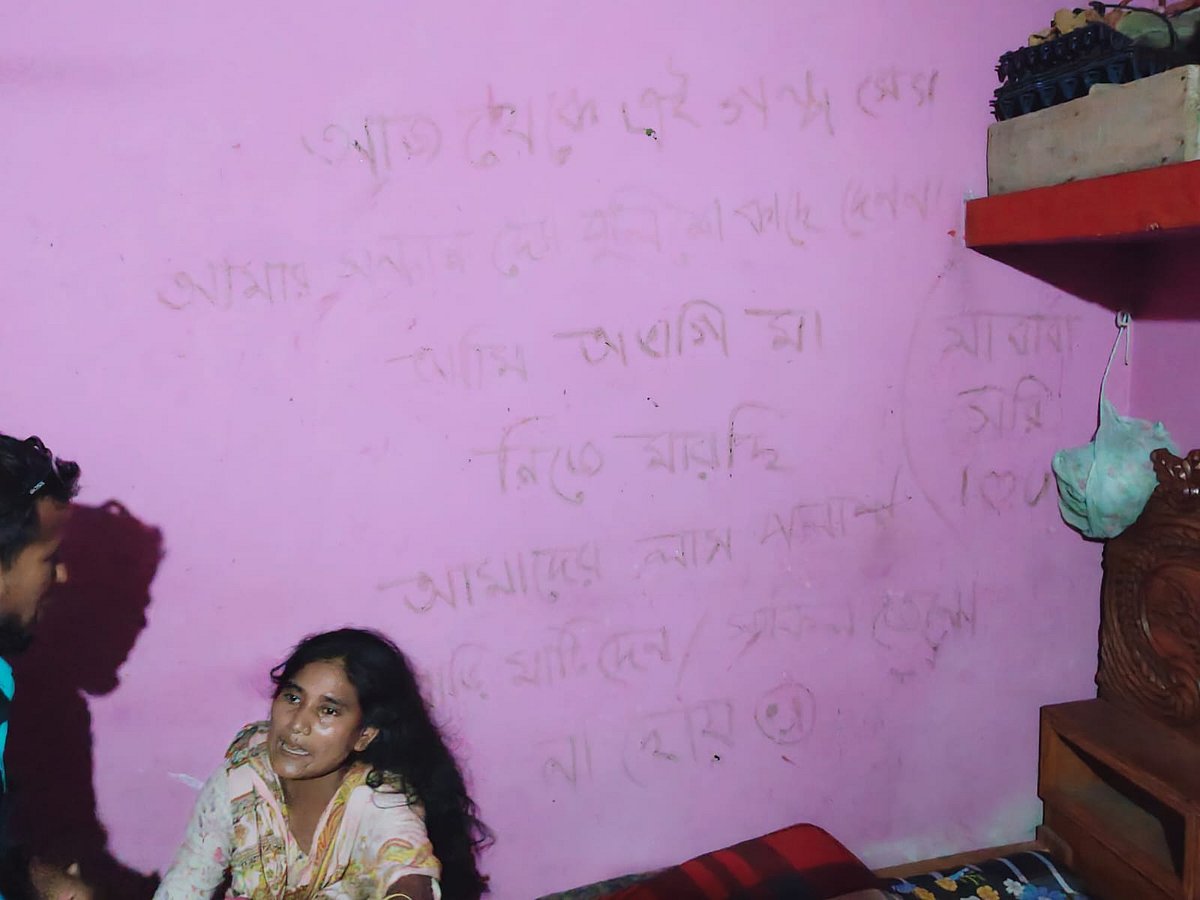 কক্ষের দেয়ালে লেখা, ‘আজ থেকে এই গল্প শেষ, আমি অভাগী মা’