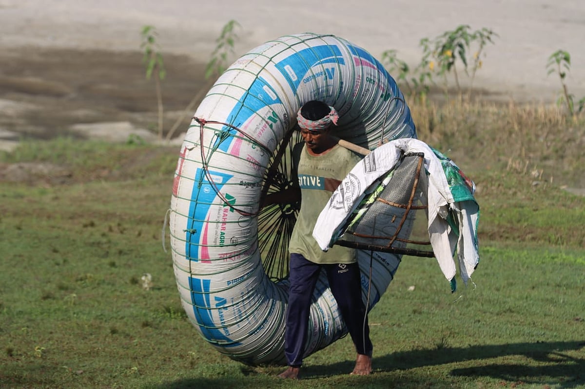 মহানন্দার নুড়িপাথরে জীবিকা