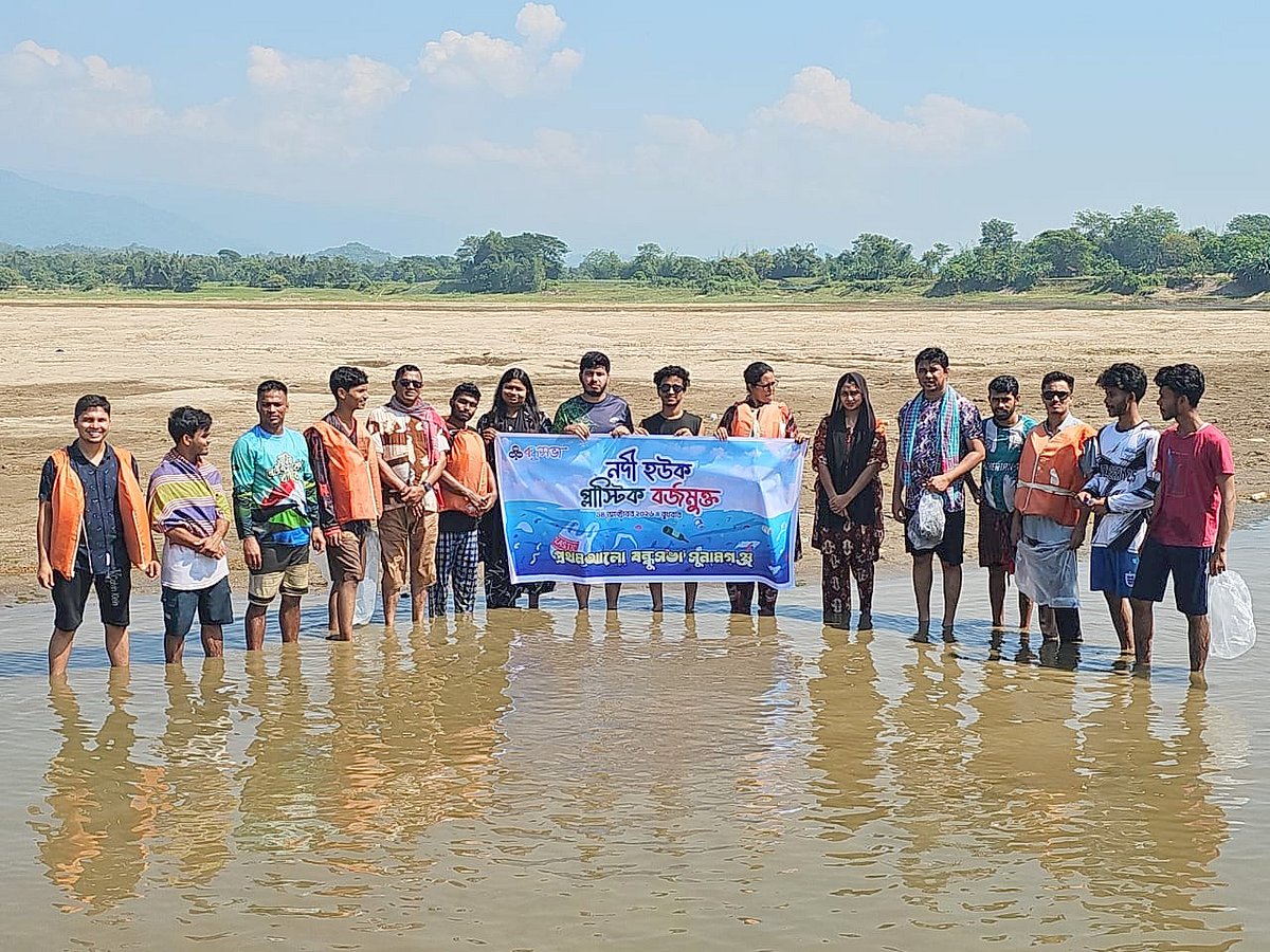 সুনামগঞ্জে চলতি নদীর প্লাস্টিক বর্জ্য সরাল বন্ধুসভা