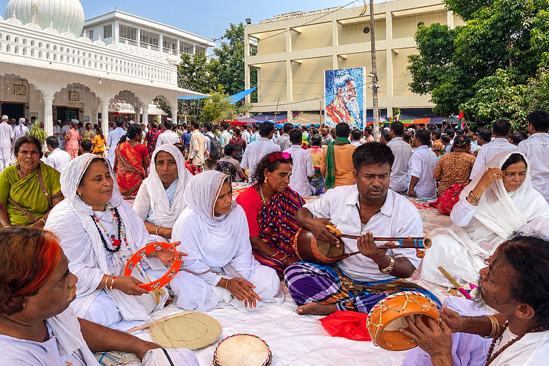 গানে গানে লালন সাঁইকে স্মরণ, ছেঁউড়িয়ায় হাজারো মানুষের ঢল