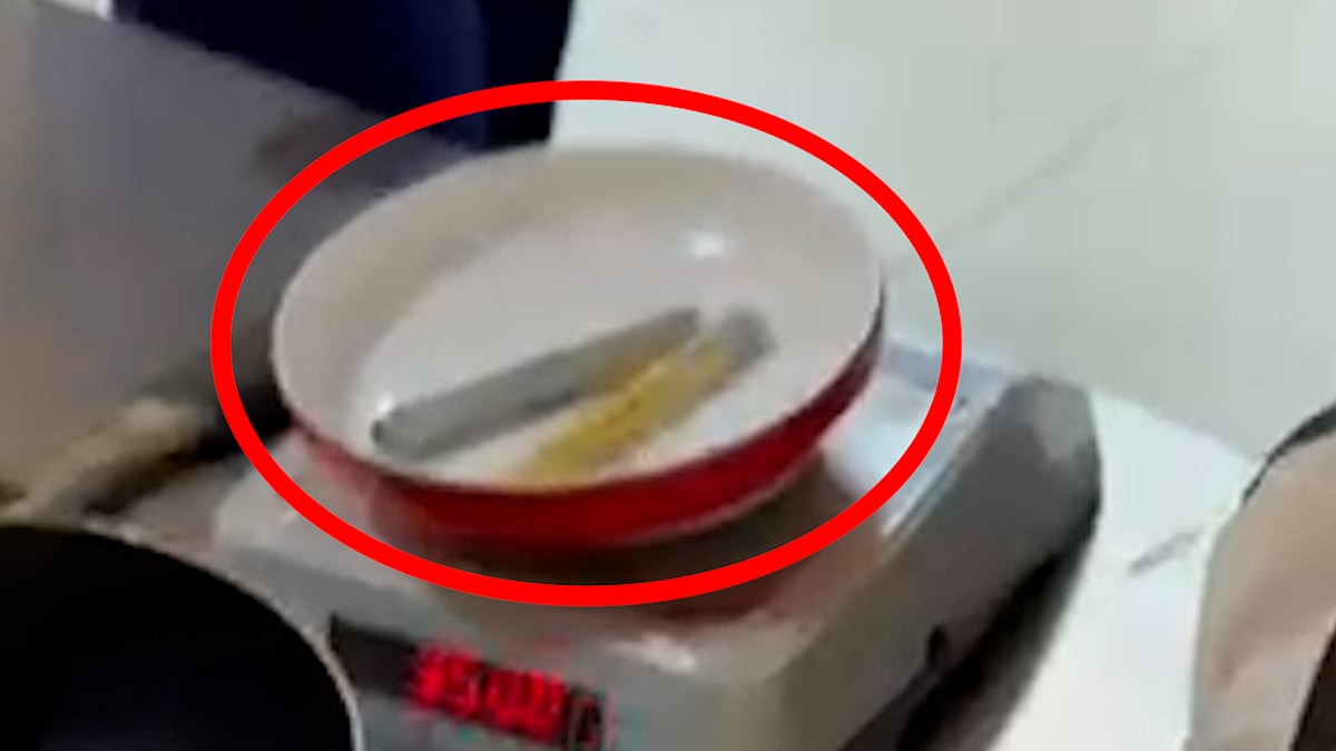 রান্নার সরঞ্জামে লুকানো ৫৬৬ গ্রাম সোনা, আটক যাত্রী