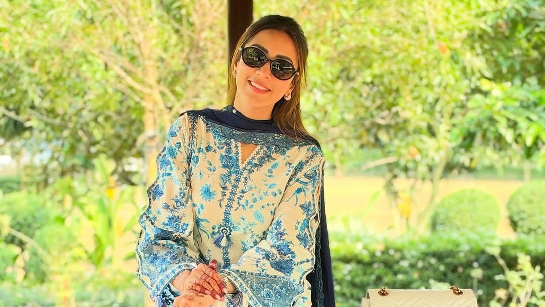 পূজায় কী করছেন মিম