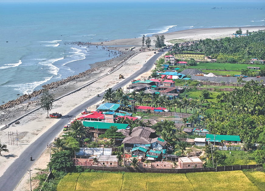 প্রতিবেশগত সংকটাপন্ন এলাকায় গড়ে উঠেছে অবৈধ হোটেল-কটেজ। গতকাল কক্সবাজারের মেরিন ড্রাইভ সড়কের পাটুয়ারটেক এলাকায়