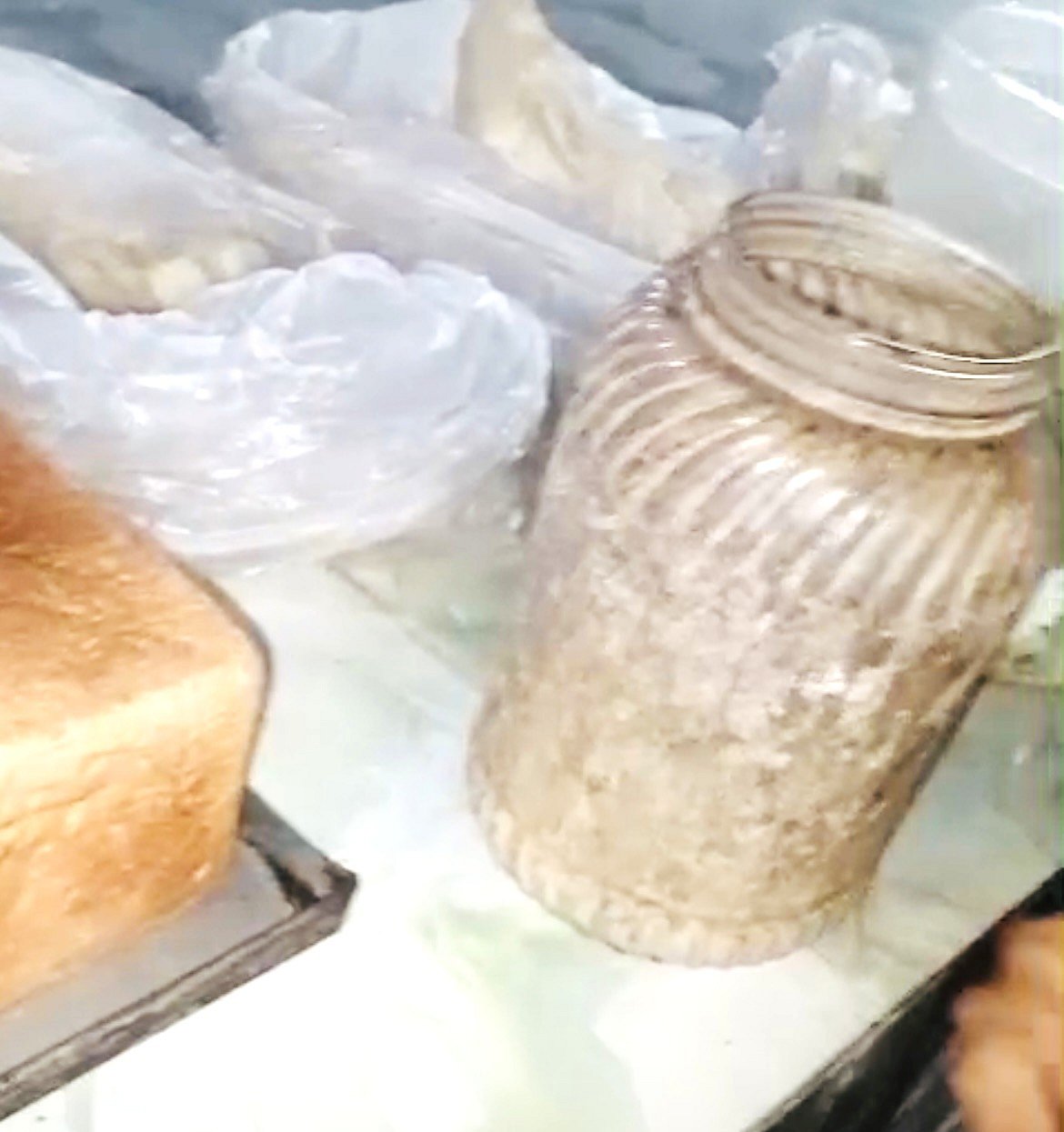গরুর খামারের পাশেই নোংরা পরিবেশে তৈরি হচ্ছিল ‘ব্র্যান্ডের’ পাউরুটি–বিস্কুট