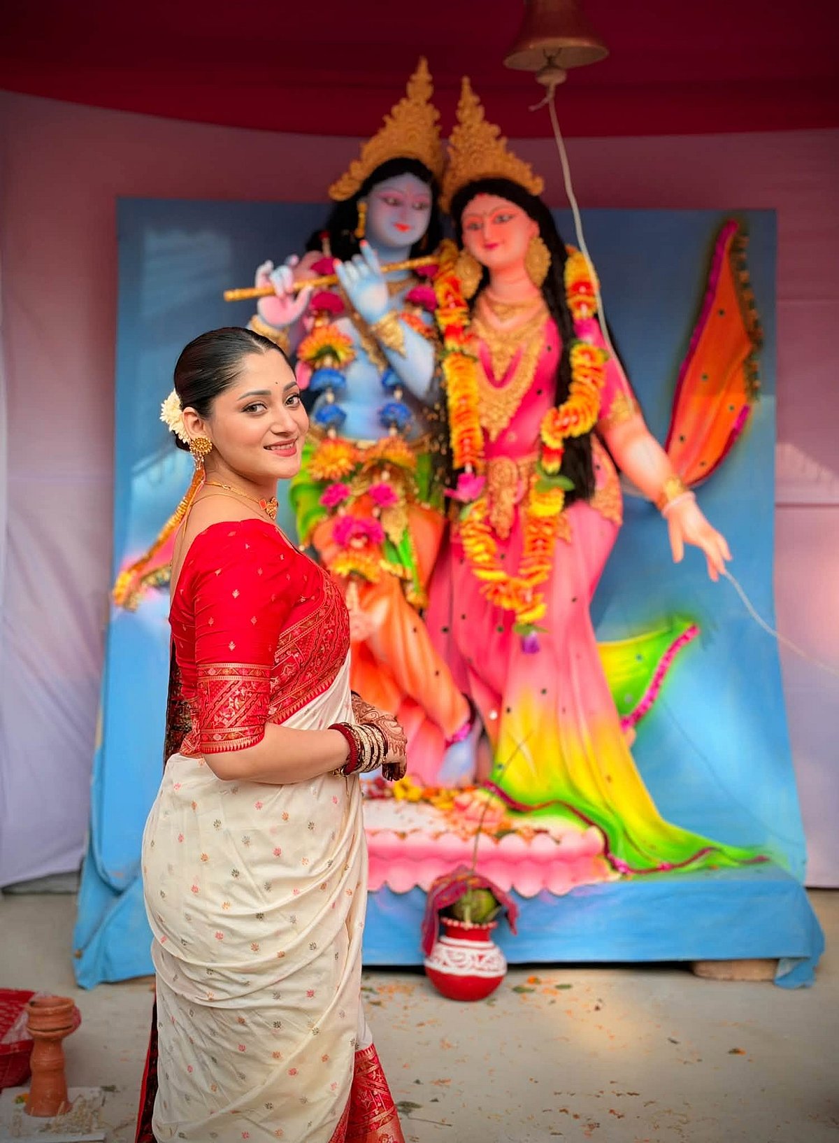 অষ্টমীতে পূজা চেরীর স্নিগ্ধ সাজ, দেখুন ১২টি ছবি