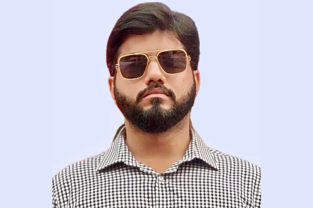 আধঘণ্টা আগেই নেতাকর্মীদের নিয়ে প্রেসক্লাবে এলেন ইশরাক হোসেন