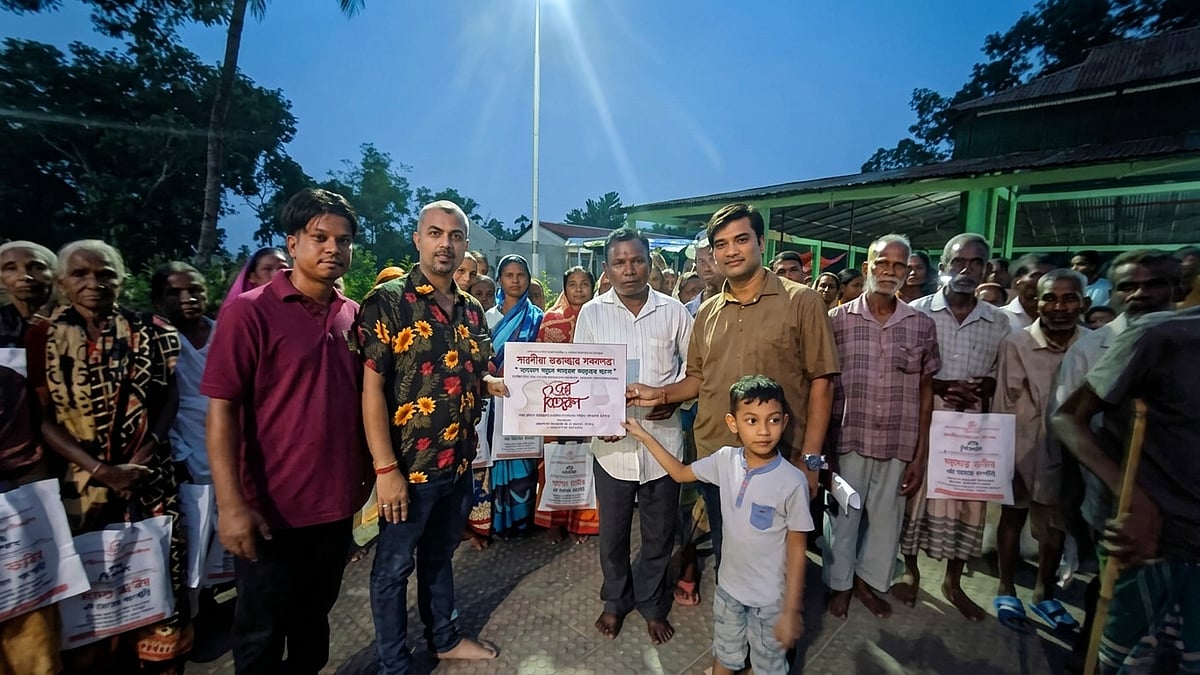 দুর্গাপূজায় ১৩ জেলার ৬৭০ জনের পাশে ‘সনাতন বন্ধুরা’