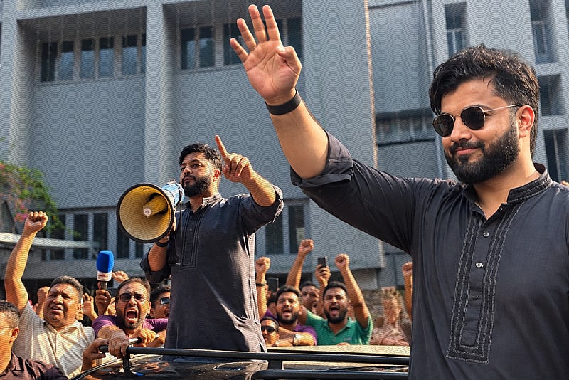 পদত্যাগের ঘোষণা শেষে ছাদখোলা গাড়িতে ইশরাক, সঙ্গে নেতা–কর্মীরা