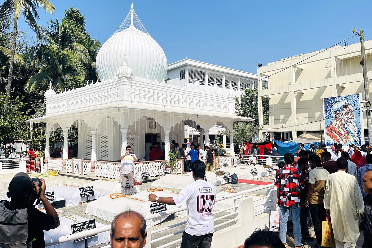 লালন আখড়াবাড়িতে বোমা উদ্ধারের পর ফকির সাধুরা চলে যান। সেখানে শুধু দর্শনার্থীরা ঘুরতে আসতে থাকেন। প্রাঙ্গণ অনেকটাই ফাঁকা হয়ে যায়। গতকাল কুষ্টিয়ায়