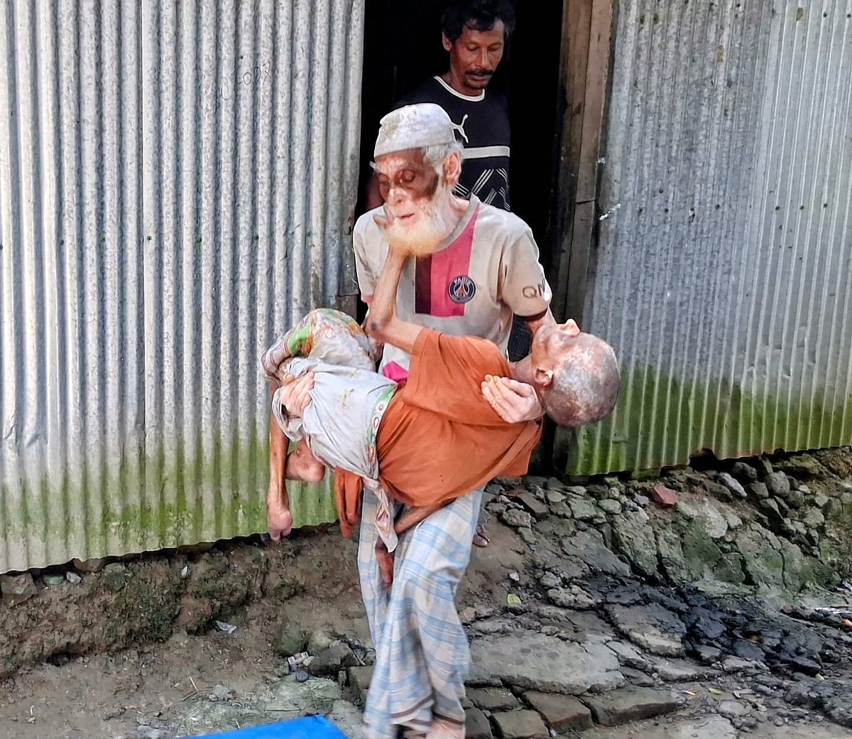 ৭০ বছরের সঙ্গী নূরজাহানকে হারালেন ৮৮ বছরের সাজু শেখ