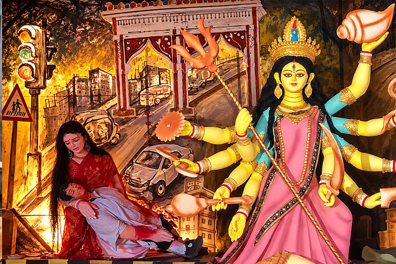 দুর্গাপূজার মণ্ডপে সড়ক দুর্ঘটনার সচেতনতার বার্তা