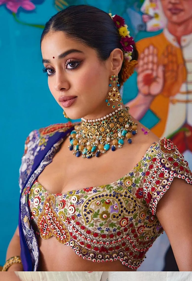 রঙিন লেহেঙ্গা, আয়নার কাজ আর সোনালি কোমরবন্ধে উৎসবের গ্ল্যামার ছড়ালেন জাহ্নবী কাপুর