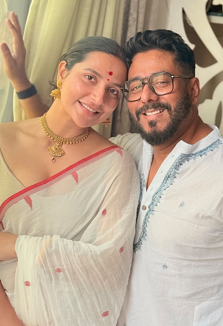 পুরোনো প্রেমের গুঞ্জনের মাঝেই লাল-সাদায় ধরা দিলেন শুভশ্রী-রাজ, উৎসবের সাজে নজর কাড়ল যে খুঁটিনাটি