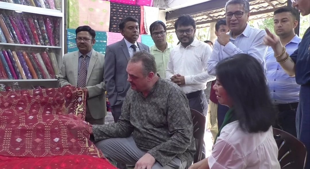 পানাম নগরী দেখলেন মার্কিন রাষ্ট্রদূত, নকশিকাঁথা ও জামদানি শাড়ি দেখে মুগ্ধ