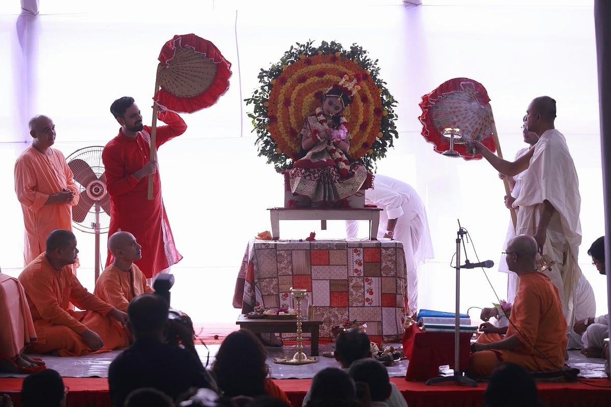 ঢাকা রামকৃষ্ণ মঠে কুমারীপূজা, দেবীর আসনে ছয় বছরের ইজ্জা