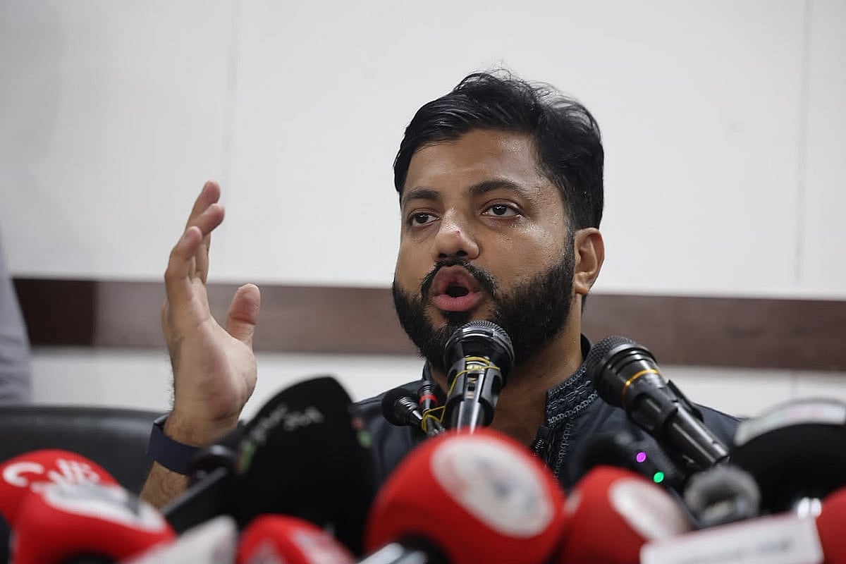 ইশরাকের পদত্যাগ: অস্ত্র হাতে সাফাই