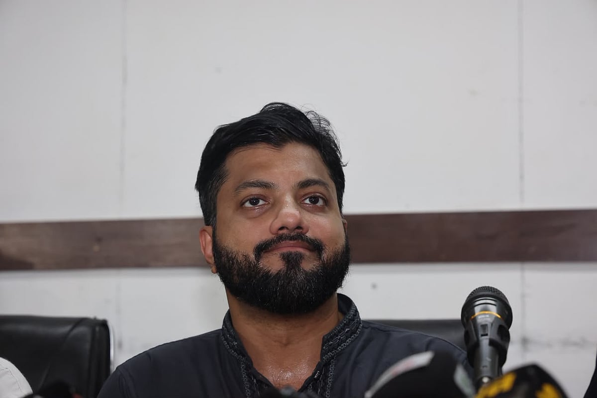 জাতীয় প্রেসক্লাবে সংবাদ সম্মেলনে ইশরাক হোসেন। আজ সোমবার দুপুরে