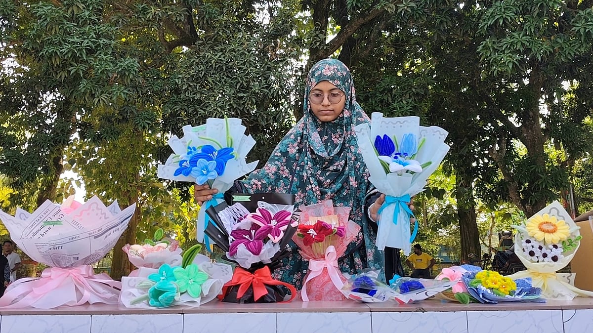 টিউশনির টাকা দিয়ে শুরু, এখন কৃত্রিম ফুলের উদ্যোক্তা সুমাইয়া