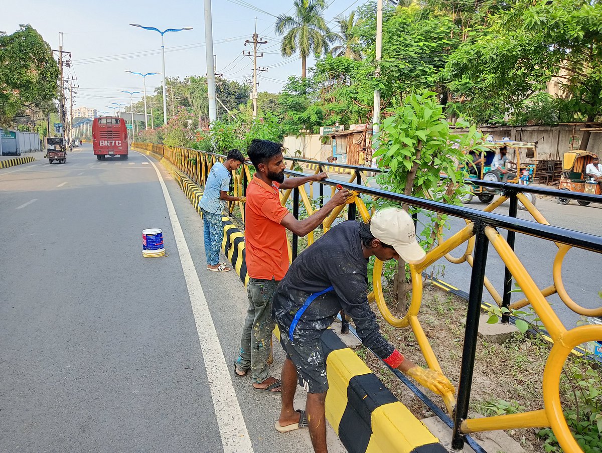 প্রধানমন্ত্রী আসবেন, রাজশাহী নগরের সড়কে পিচঢালাই, রাঙানো হচ্ছে দেয়াল