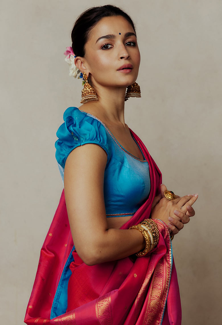ফুশিয়া পিঙ্ক শাড়ি, আকাশি নীল ব্লাউজে আলিয়া ভাট, দুর্গাপূজার সাজে রঙের খেলাই নজর কাড়ল
