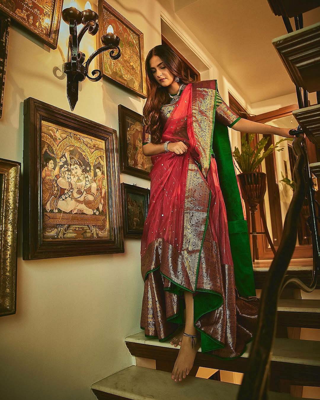 সোনমের পুরোনো সাজে নতুন বার্তা