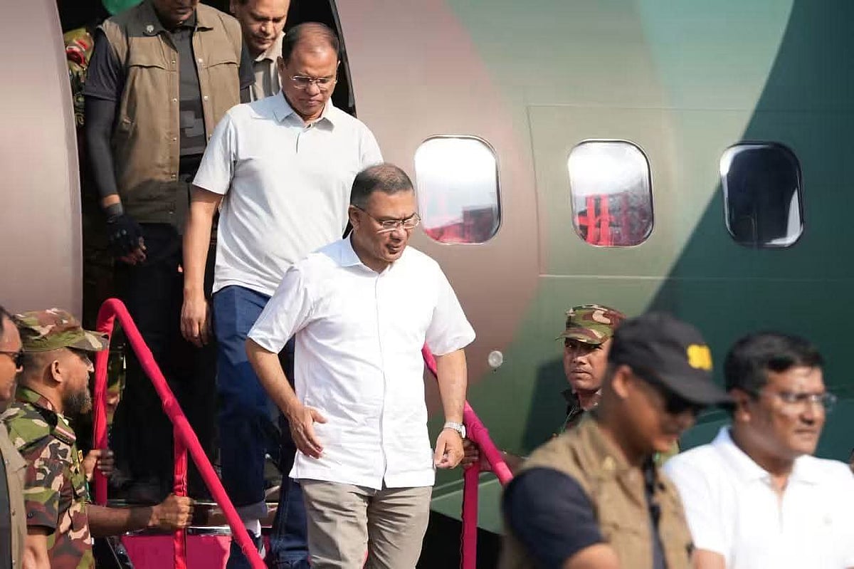 প্রধানমন্ত্রী রাজশাহীতে পৌঁছেছেন, যোগ দিয়েছেন জনসভায়